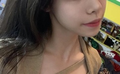 美女脱内衣露出了奶头福利图片